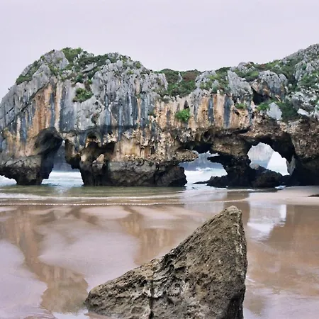 Fraguas Llanes, Gulpiyuri, Bufones לאנס